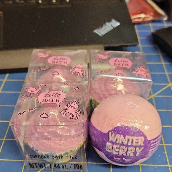Winter Berry & Cupcake Pink Set Of 4 Bath Bombs/Fizz New - Picture 1 of 3